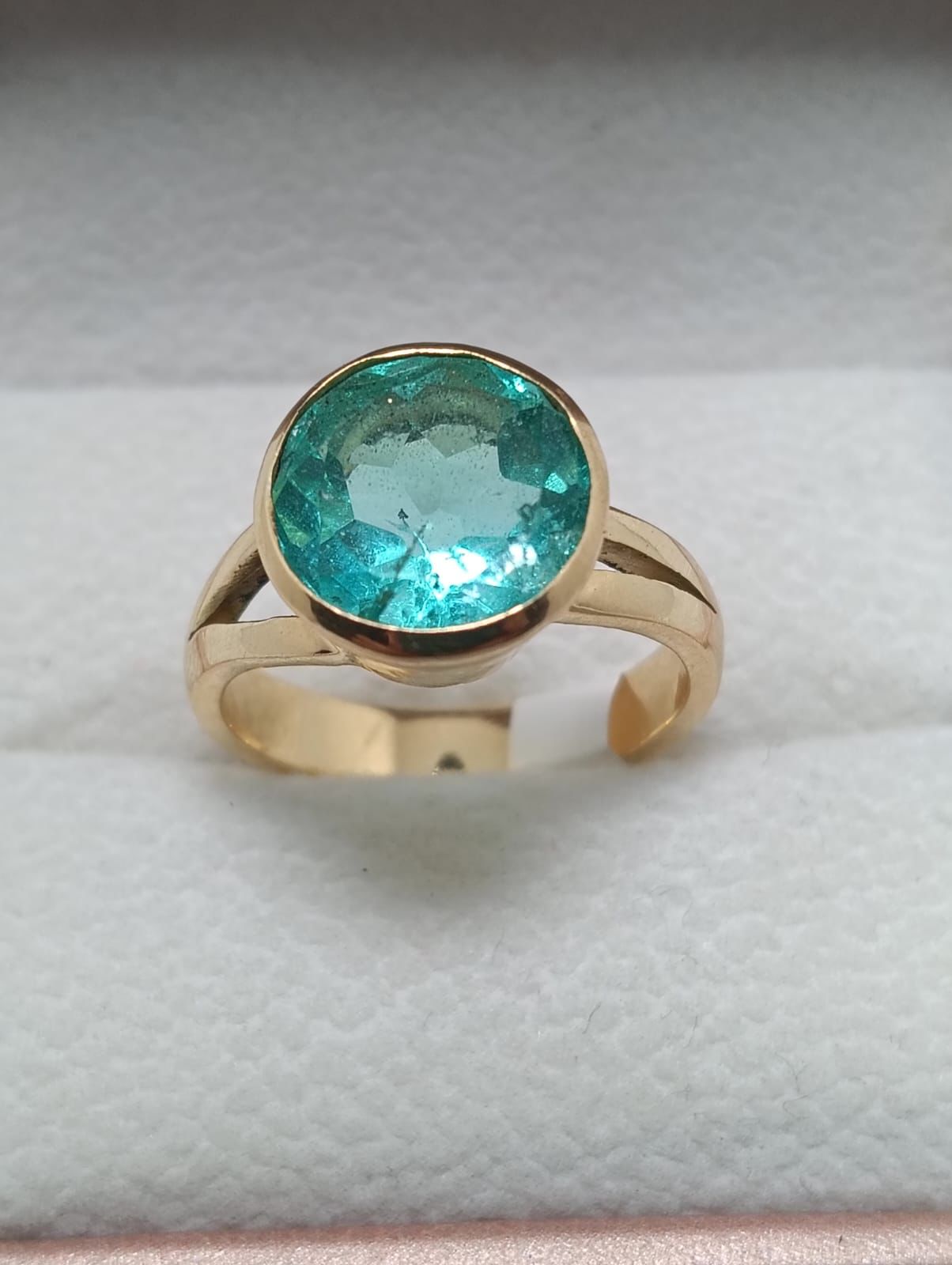 anillo en Oro y Esmeralda natural