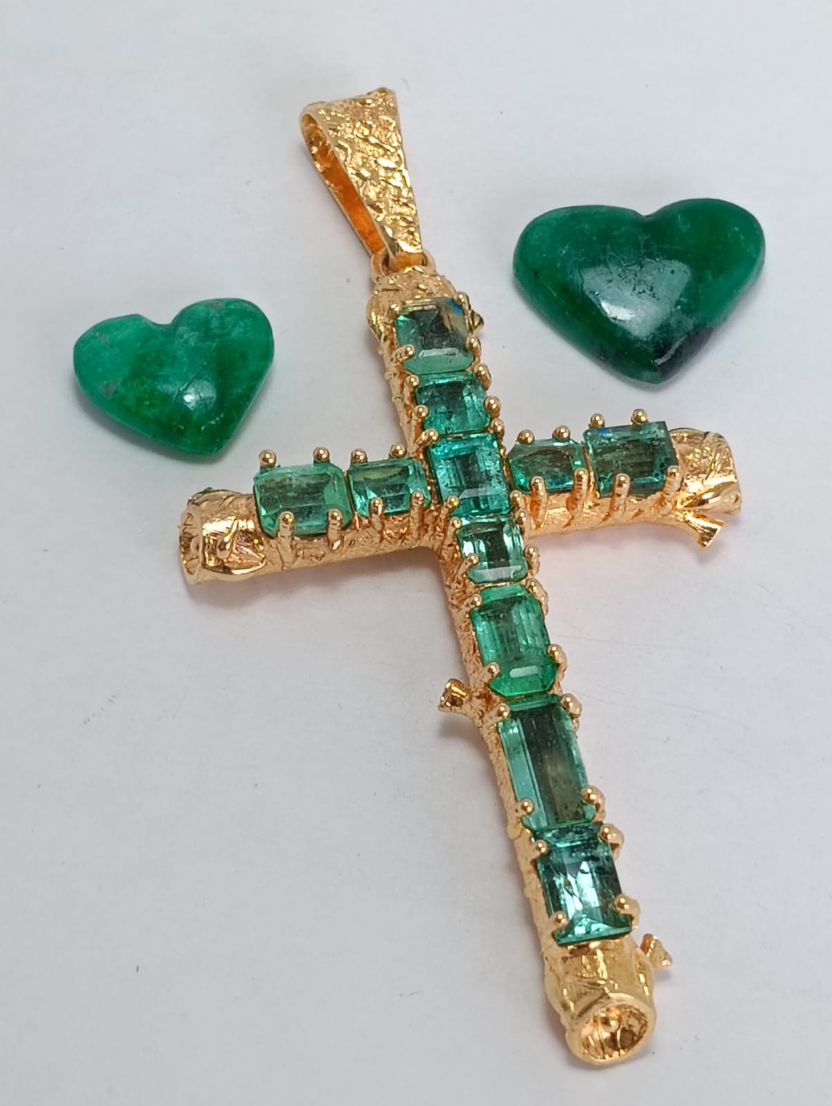 Dije Cruz en Oro con Esmeraldas Naturales