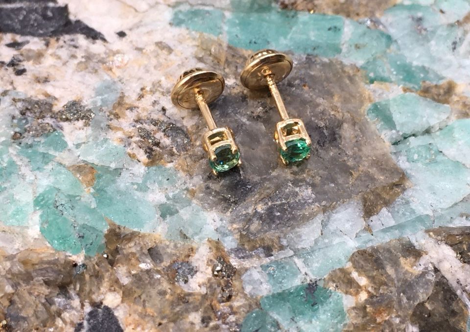 Aretes Esmeralda en Oro 18k 3 mm