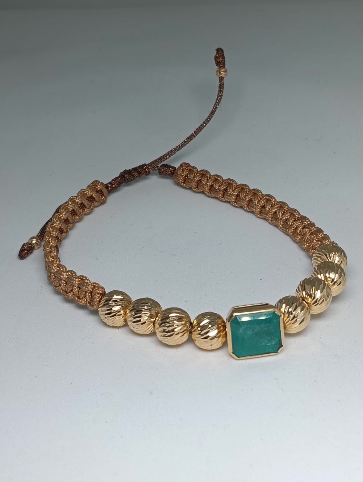 Manilla Trenzada con Detalles en Oro y Piedra Natural Esmeralda