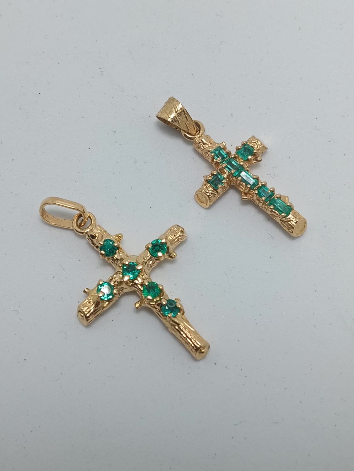 Dije Cruz en Oro con Esmeraldas Naturales
