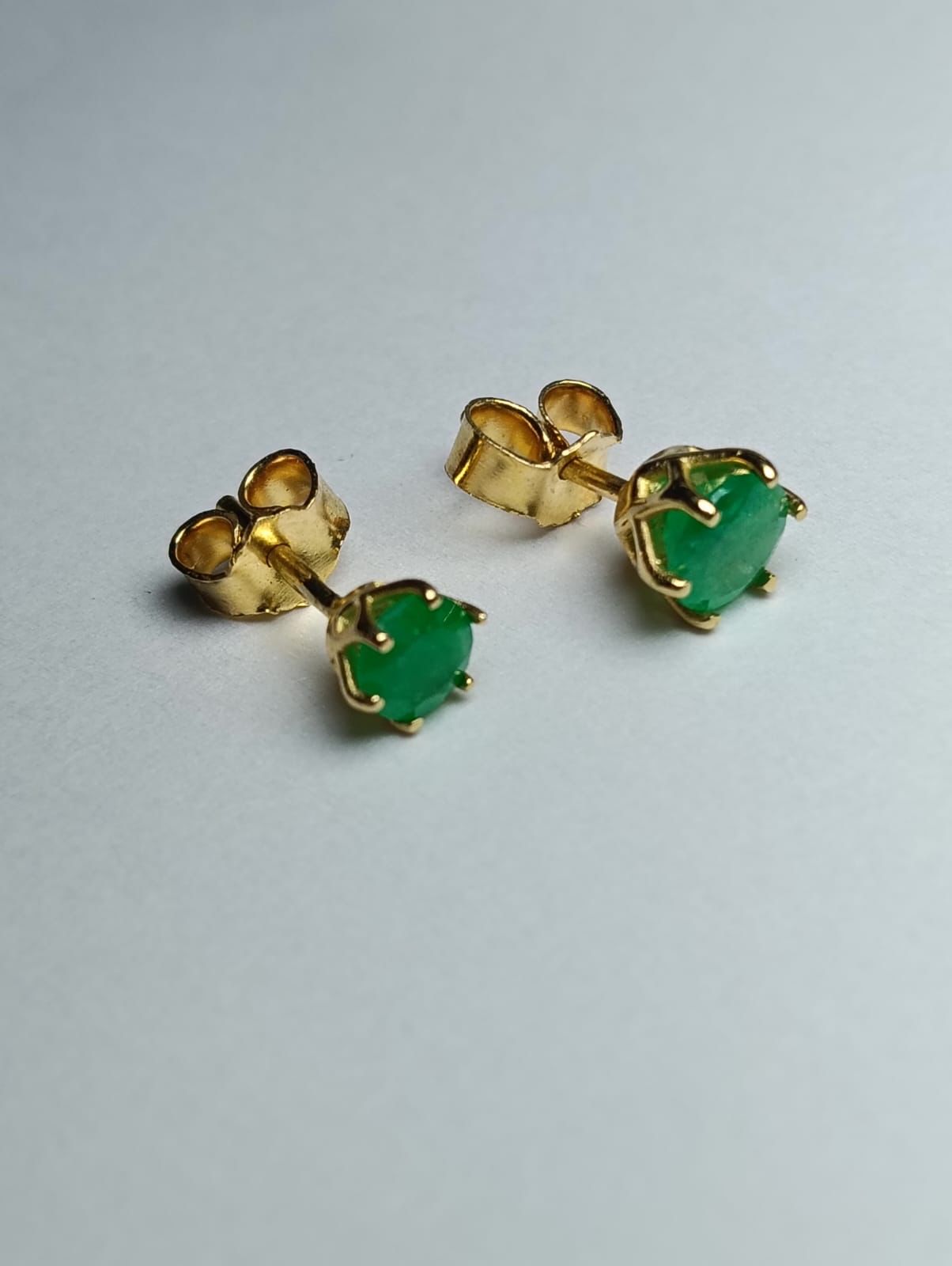 Topos Clásicos en Oro con Esmeralda Natural