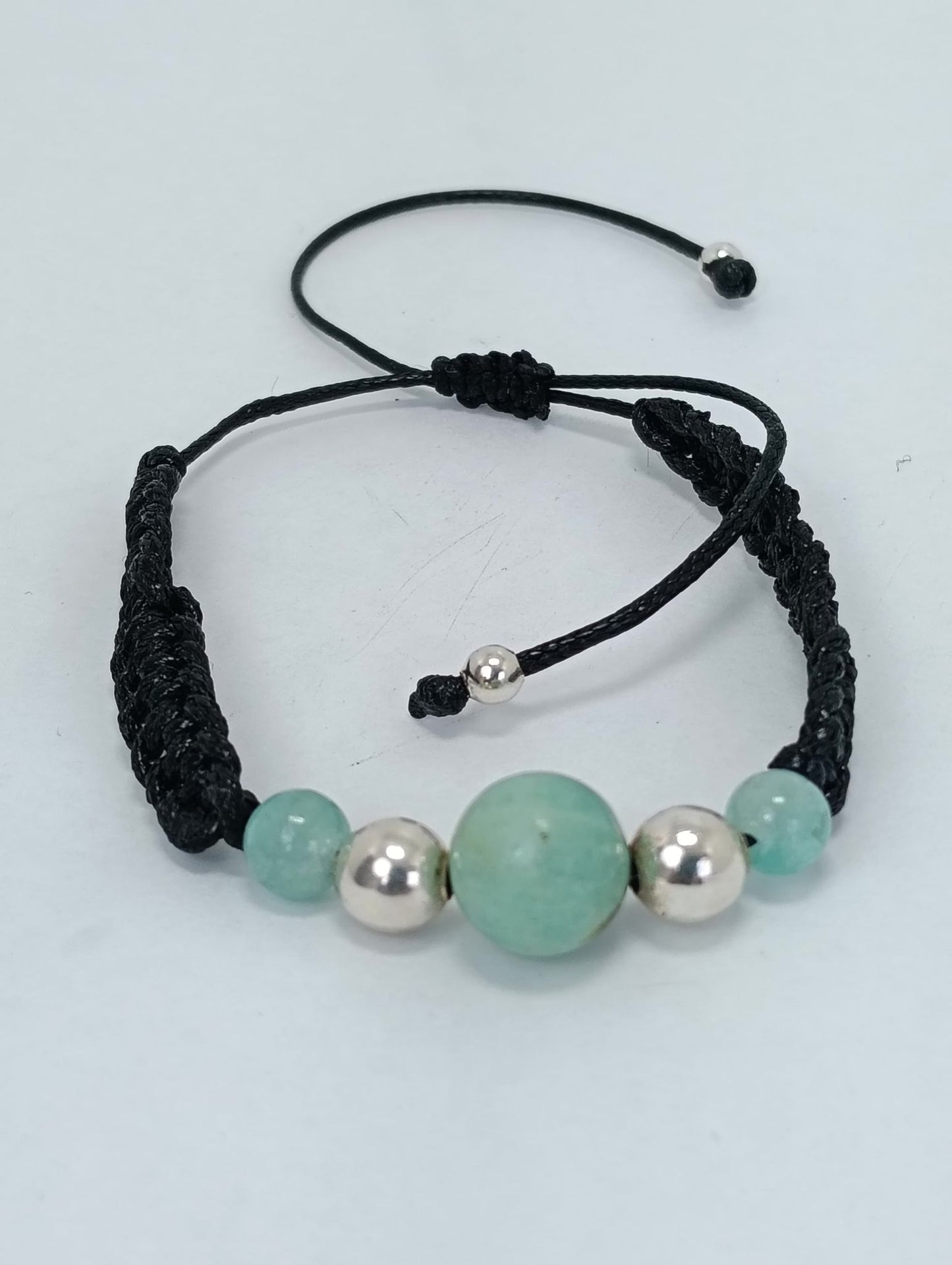 Pulsera Trenzada Rojo o verde y Negro con Esmeraldas en Esfera