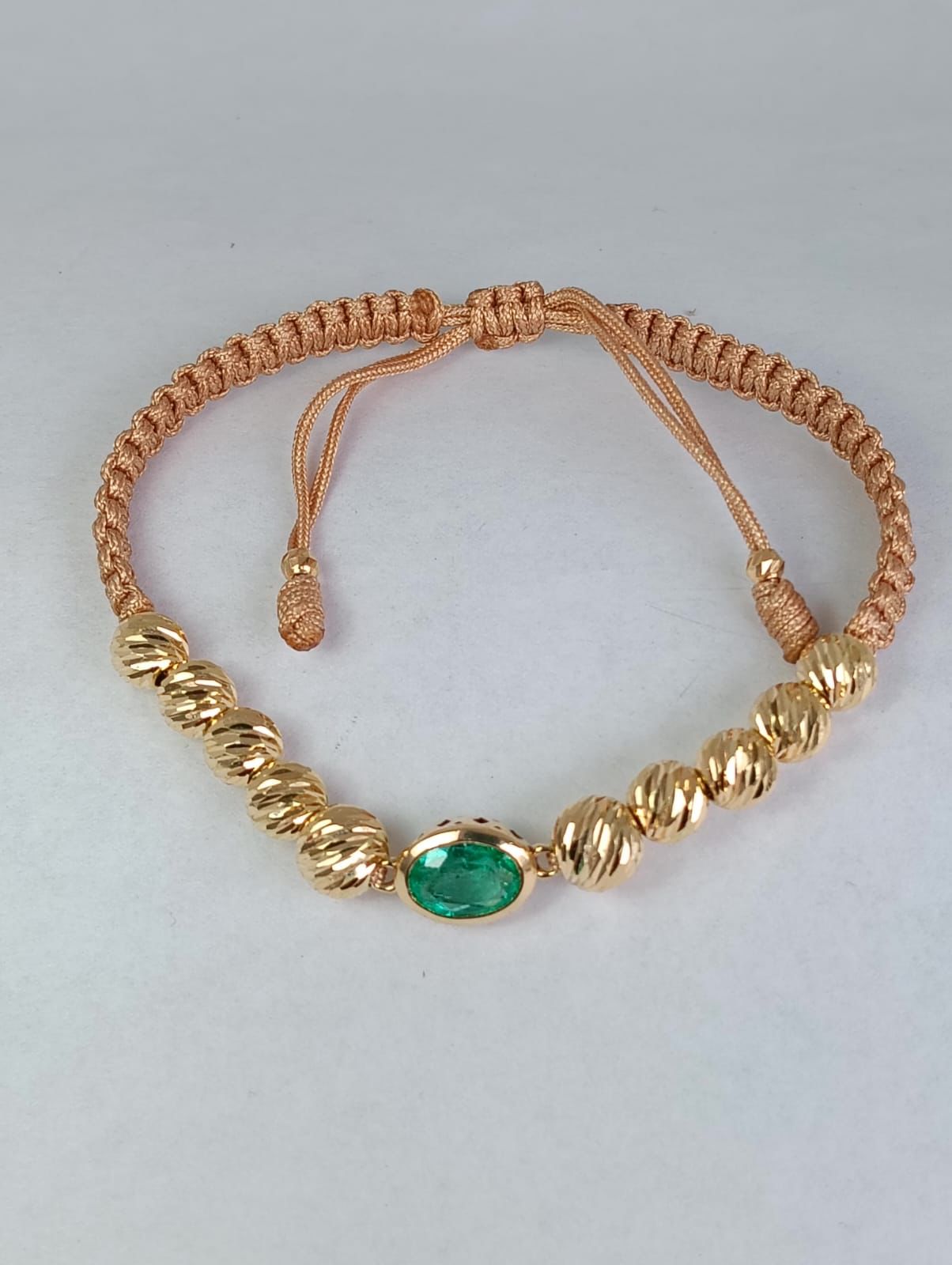 Pulsera Tejida con Esmeralda Cuadrada y bisuteria en Oro