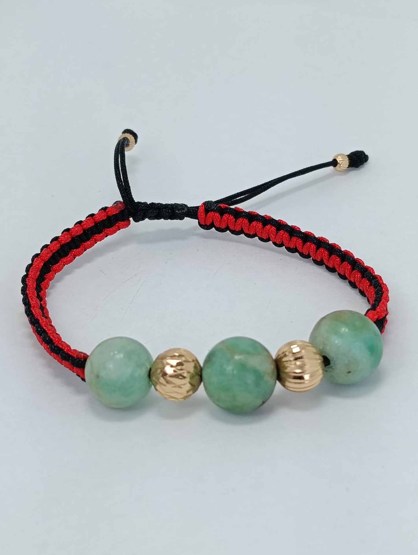 Pulsera Trenzada Rojo o verde y Negro con Esmeraldas en Esfera