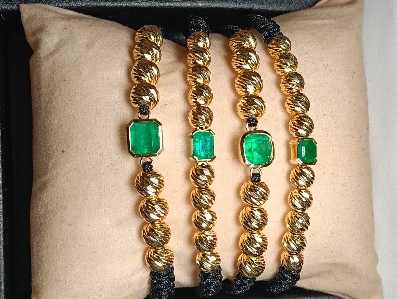 Manilla Trenzada con Detalles en Oro y Piedra Natural Esmeralda