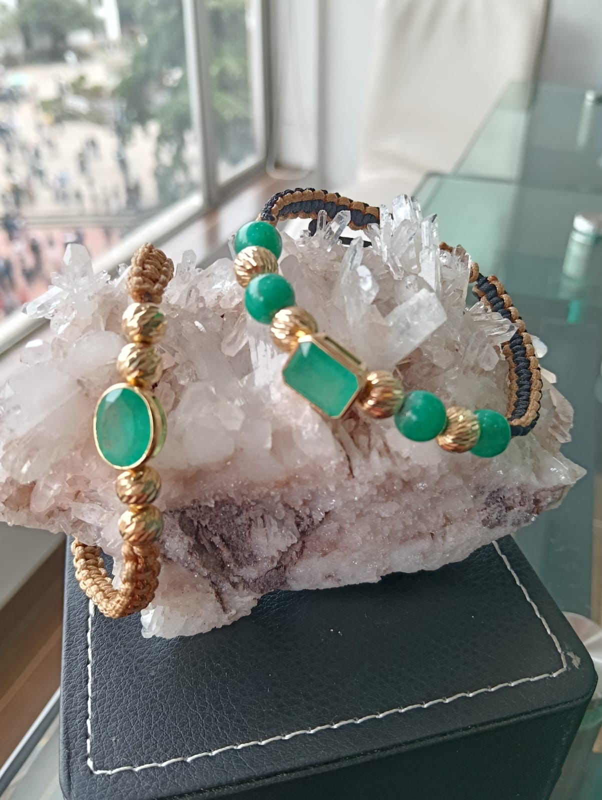 Manilla Trenzada con Detalles en Oro y Piedra Natural Esmeralda