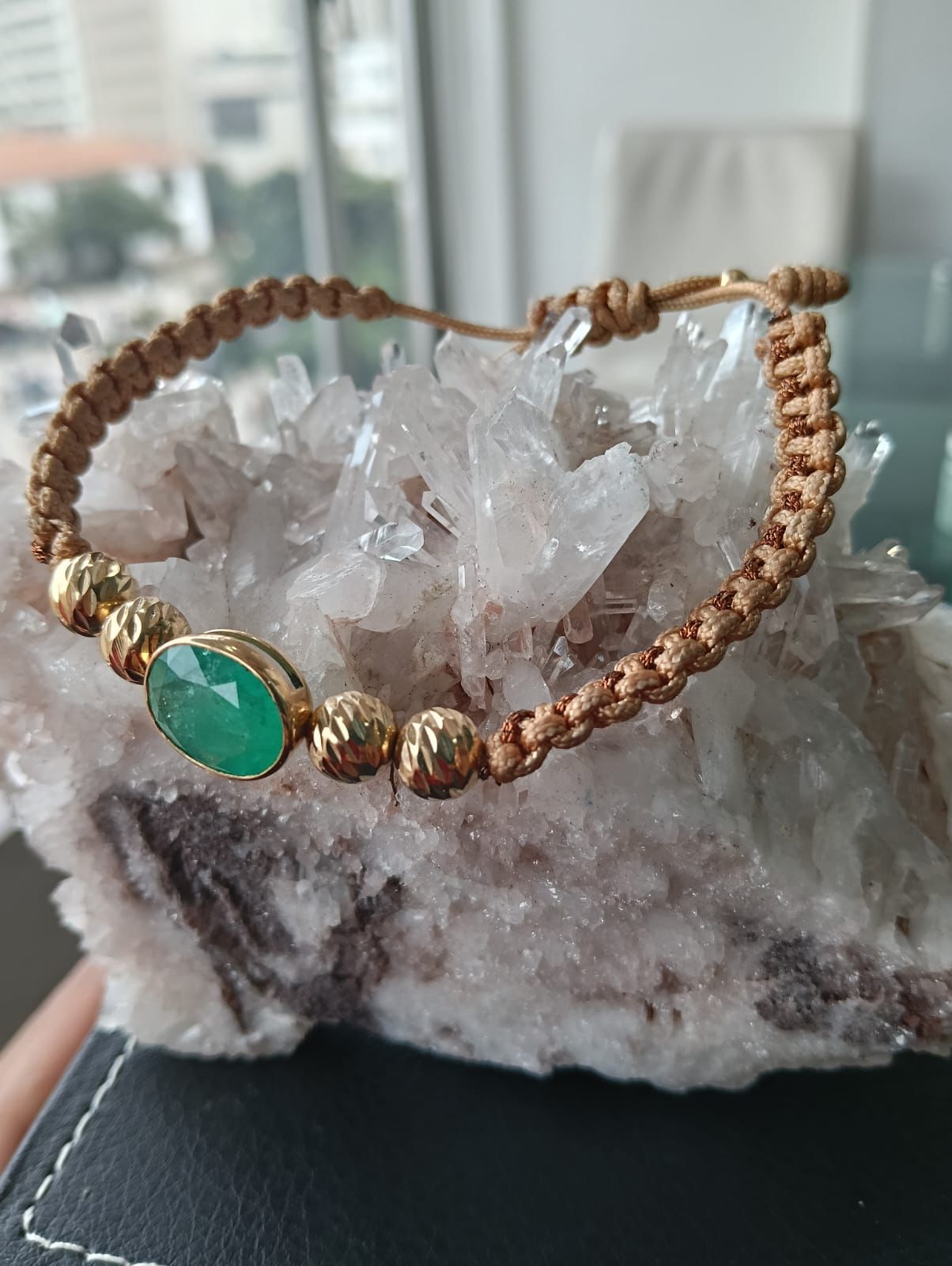 Manilla Trenzada con Detalles en Oro y Piedra Natural Esmeralda