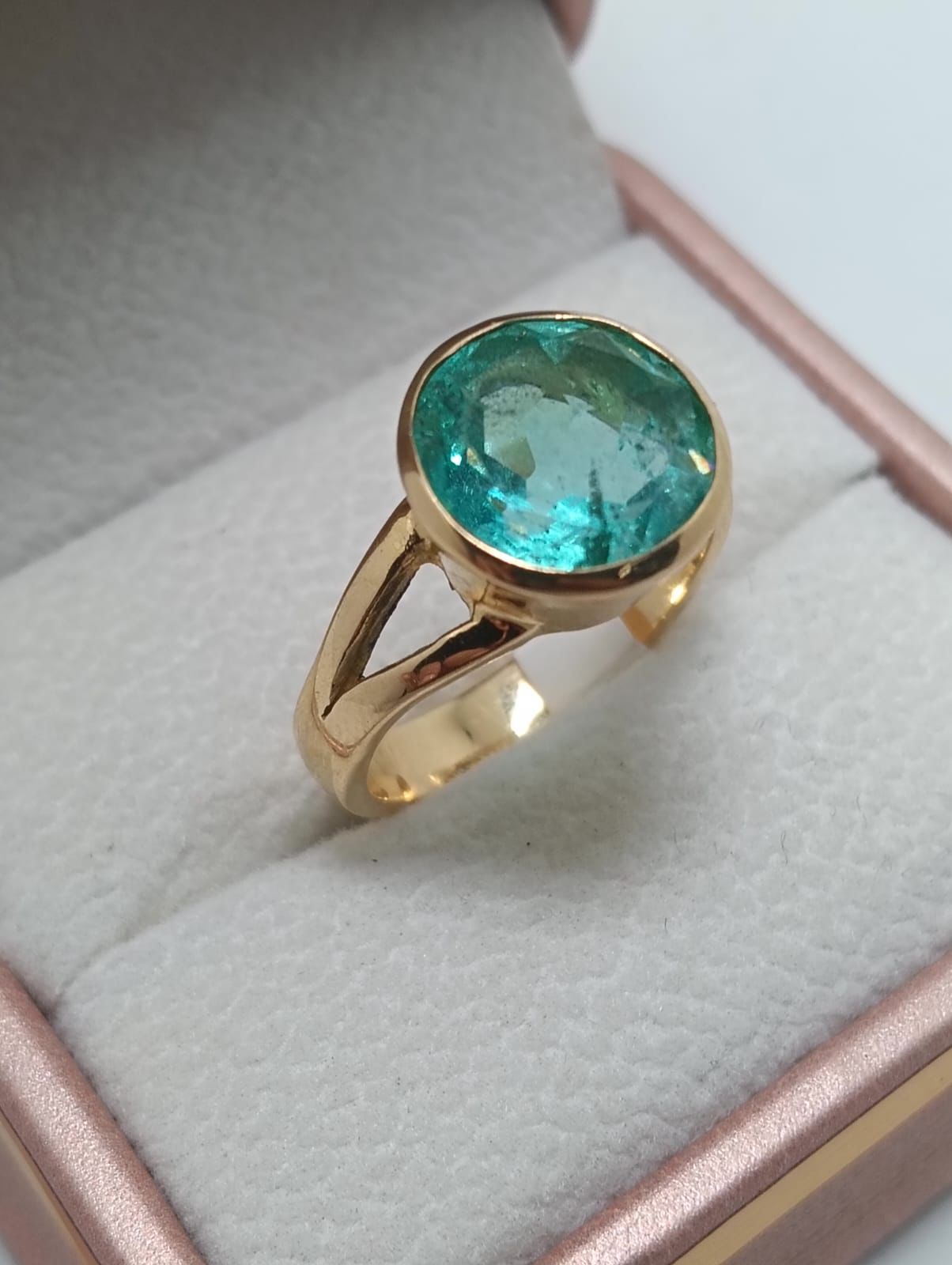 anillo en Oro y Esmeralda natural