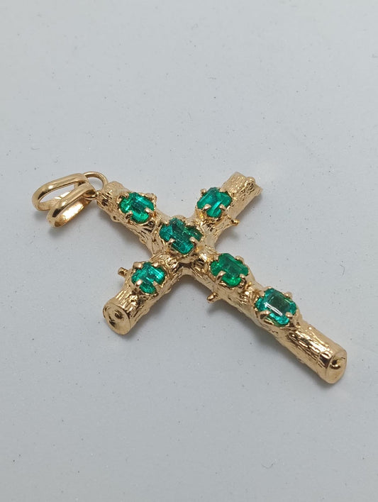 Dije Cruz en Oro con Esmeraldas Naturales