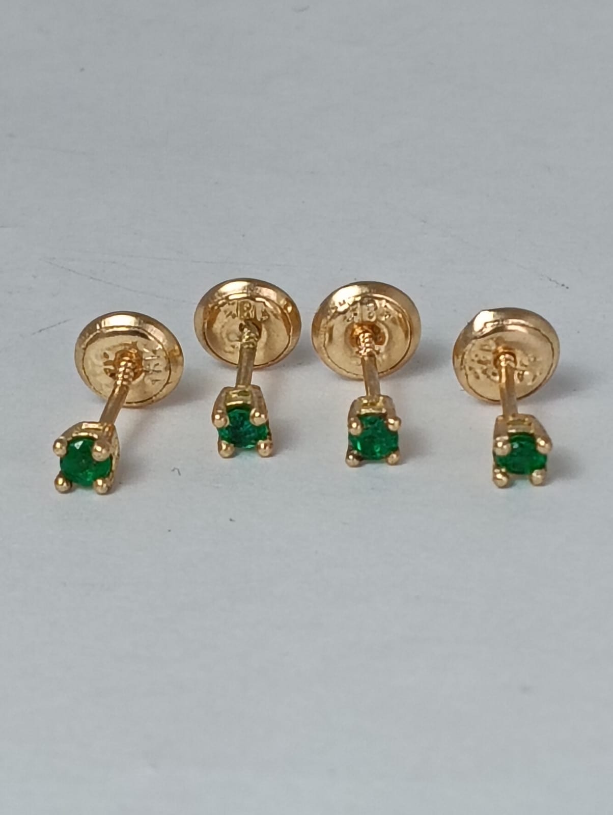 Topos Clásicos en Oro con Esmeralda Natural