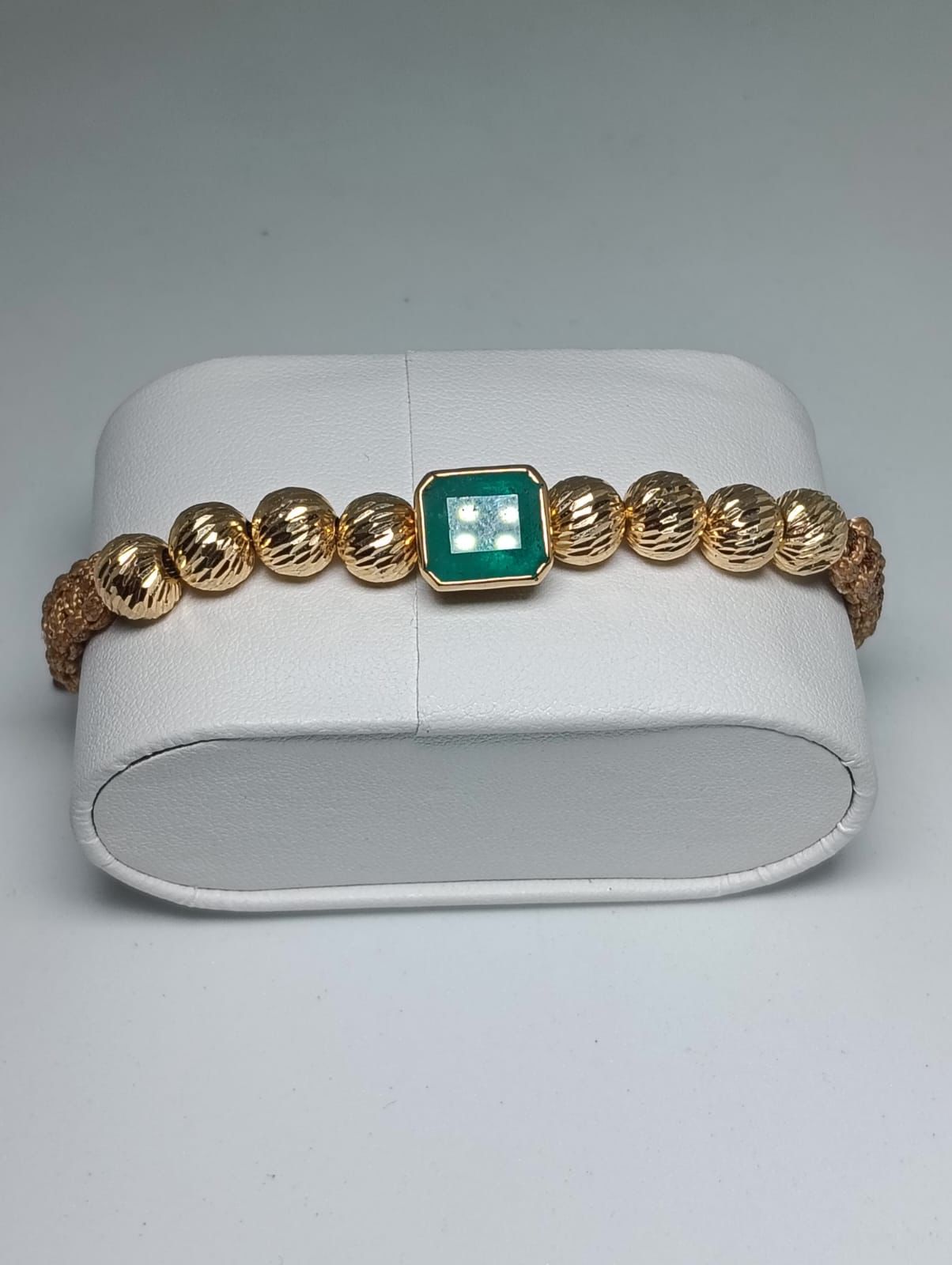Pulsera Tejida con Esmeralda Cuadrada y Bolas en Oro
