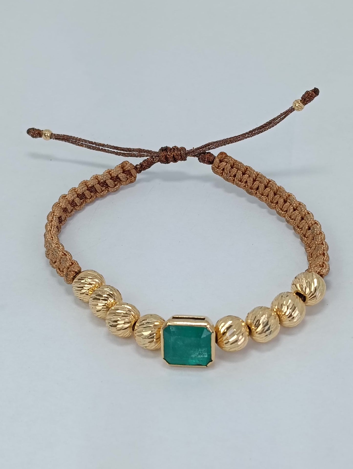 Pulsera Tejida con Esmeralda Cuadrada y Bolas en Oro