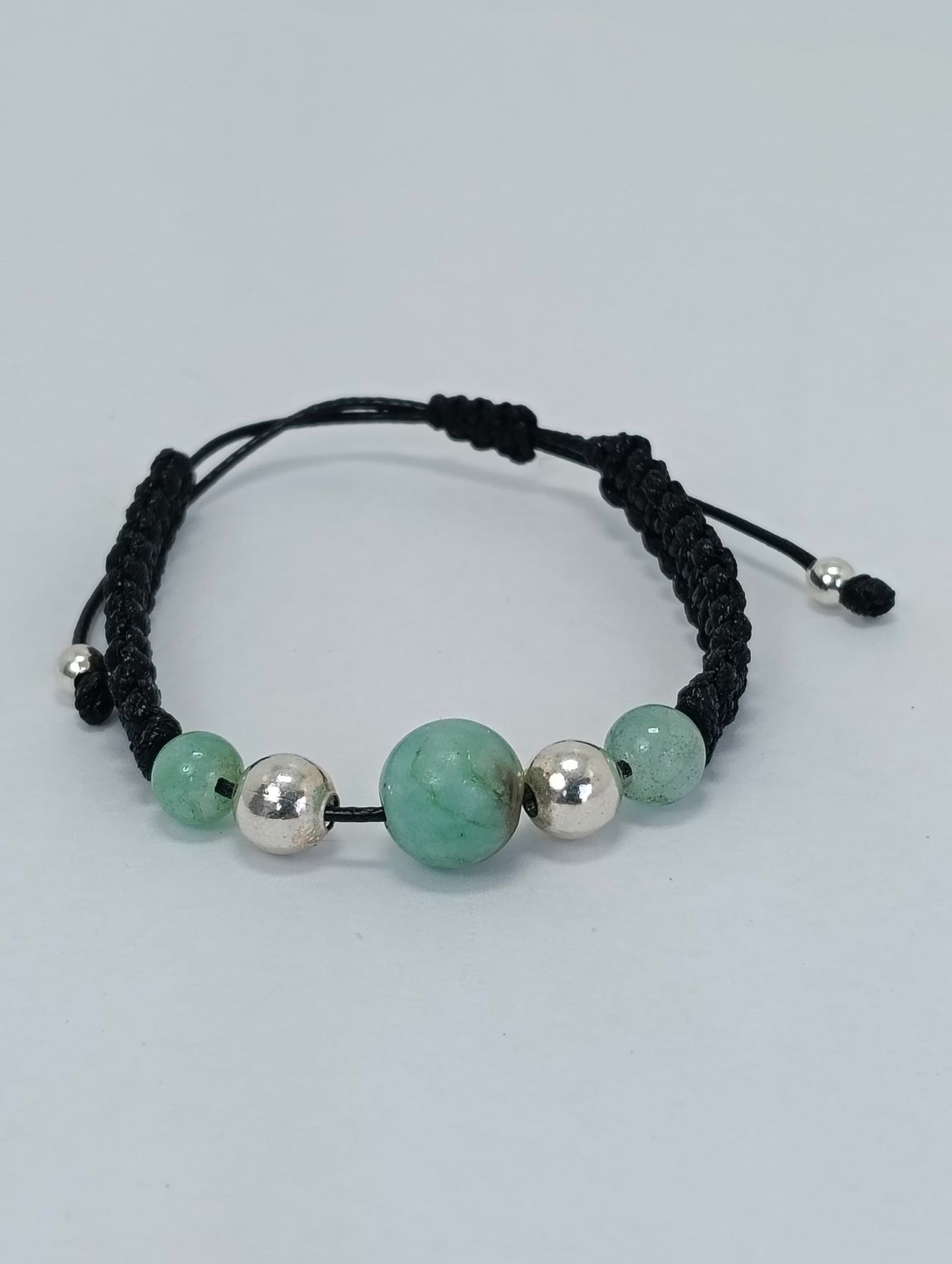 Pulsera Trenzada Rojo o verde y Negro con Esmeraldas en Esfera