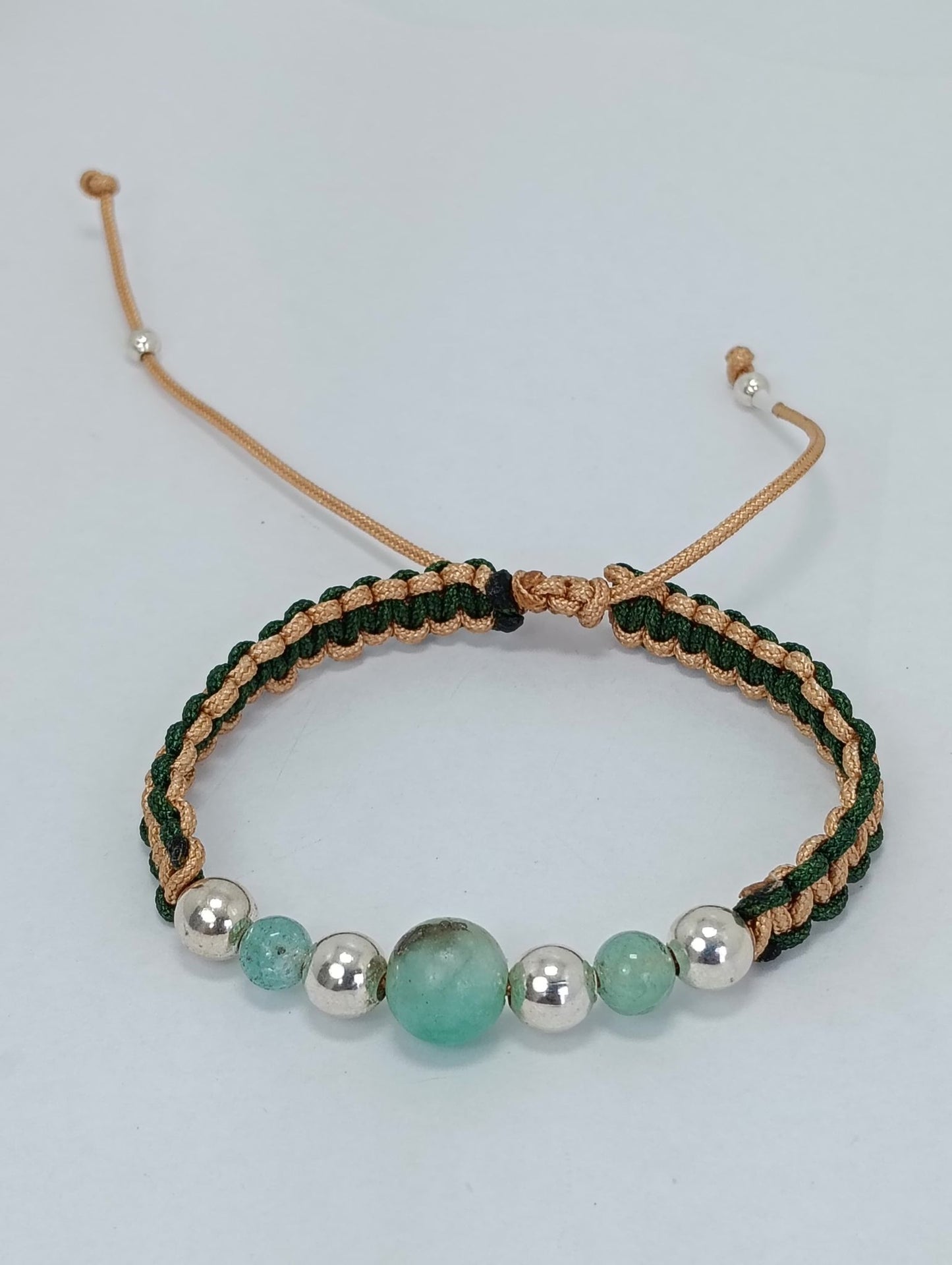 Pulsera Trenzada Rojo o verde y Negro con Esmeraldas en Esfera