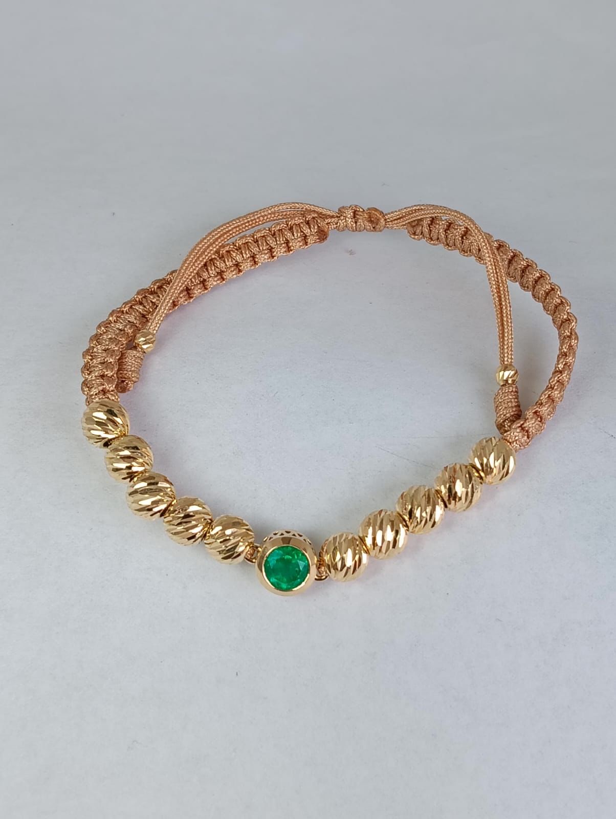 Pulsera Tejida con Esmeralda Cuadrada y bisuteria en Oro