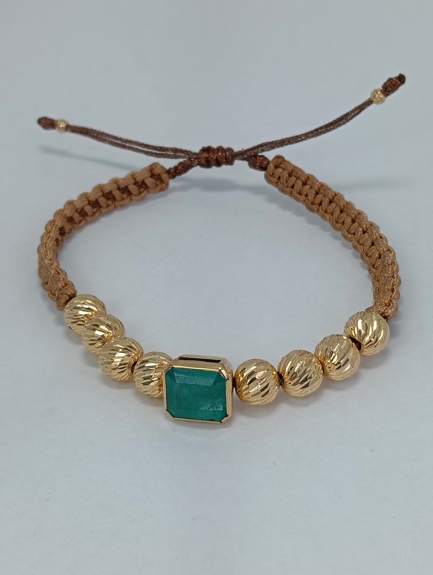Pulsera Tejida con Esmeralda Cuadrada y Bolas en Oro