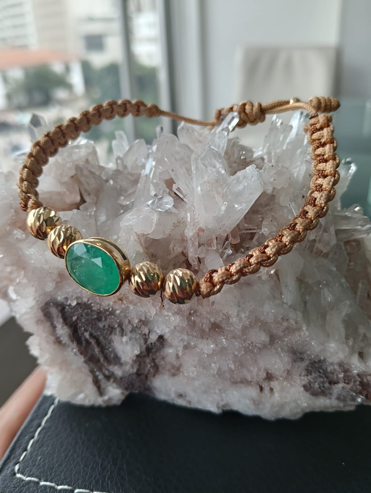 Manilla Trenzada con Detalles en Oro y Piedra Natural Esmeralda