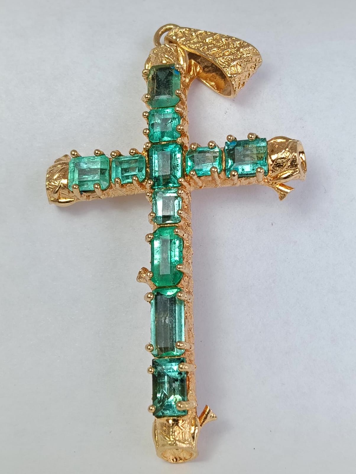 Dije Cruz en Oro con Esmeraldas Naturales