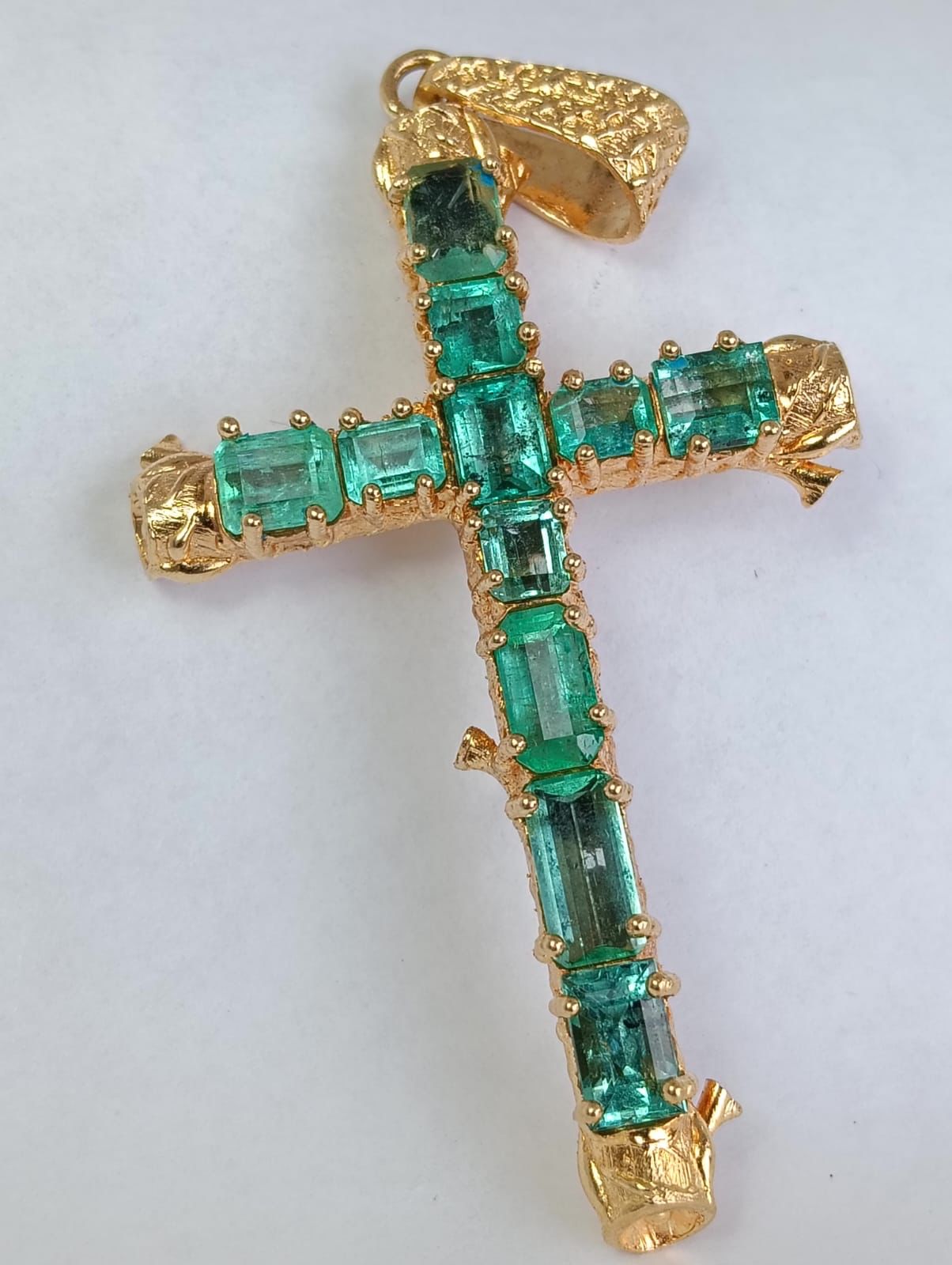 Dije Cruz en Oro con Esmeraldas Naturales